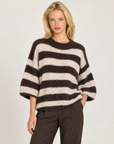 Maglia donna marrone a righe larghe con girocollo indossata da Polly 7 - vista a tre quarti
