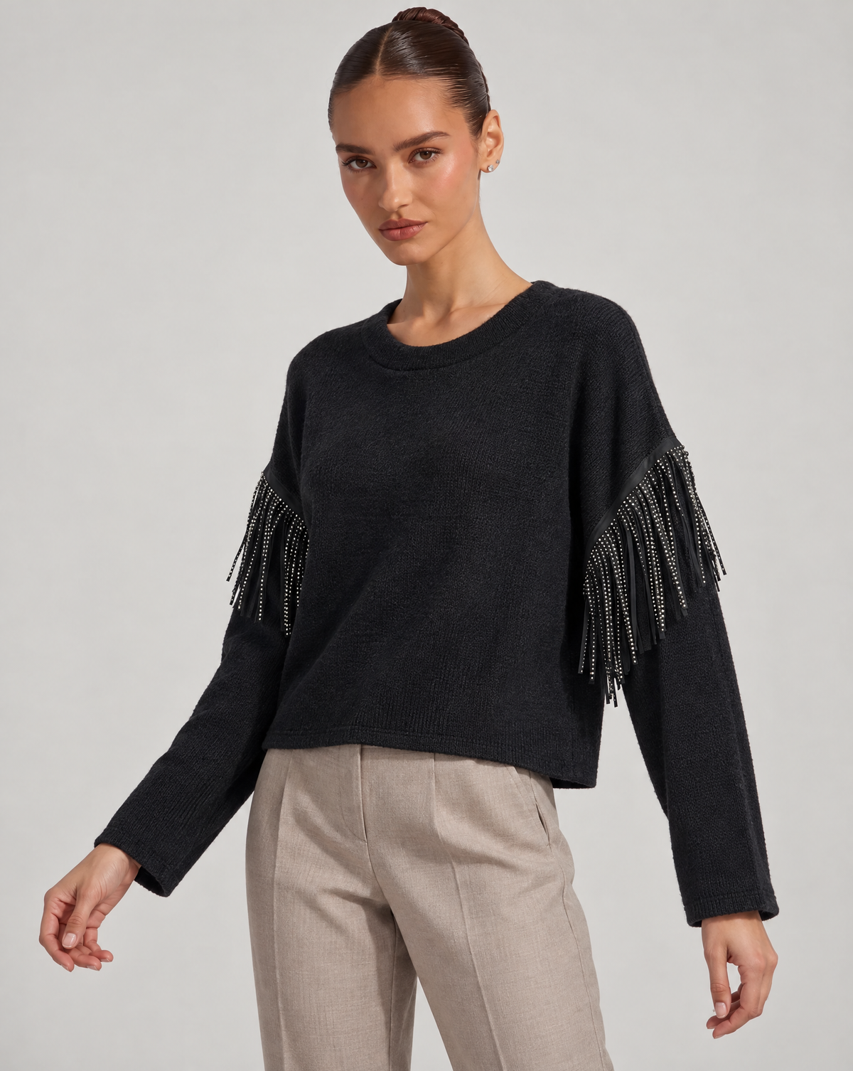Maglia donna nero girocollo con frange e strass sulle maniche, Polly 6 - dettaglio parte superiore
