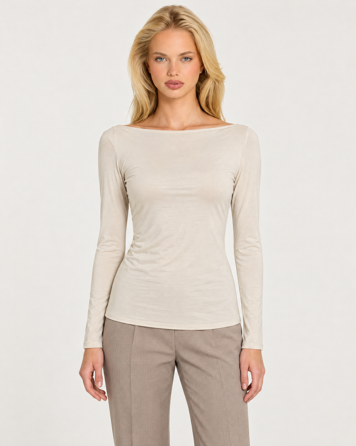 Maglia donna beige con scollo a barchetta indossata da Polly 7 - vista frontale