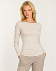 Maglia donna beige con scollo a barchetta indossata da Polly 7 - vista a tre quarti