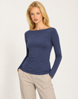 Maglia donna blu con scollo a barchetta indossata da Polly 7 - vista a tre quarti