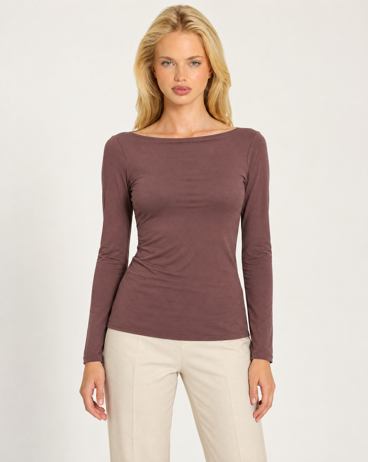 Maglia donna bordeaux con scollo a barchetta indossata da Polly 7 - vista frontale