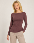 Maglia donna bordeaux con scollo a barchetta indossata da Polly 7 - vista a tre quarti