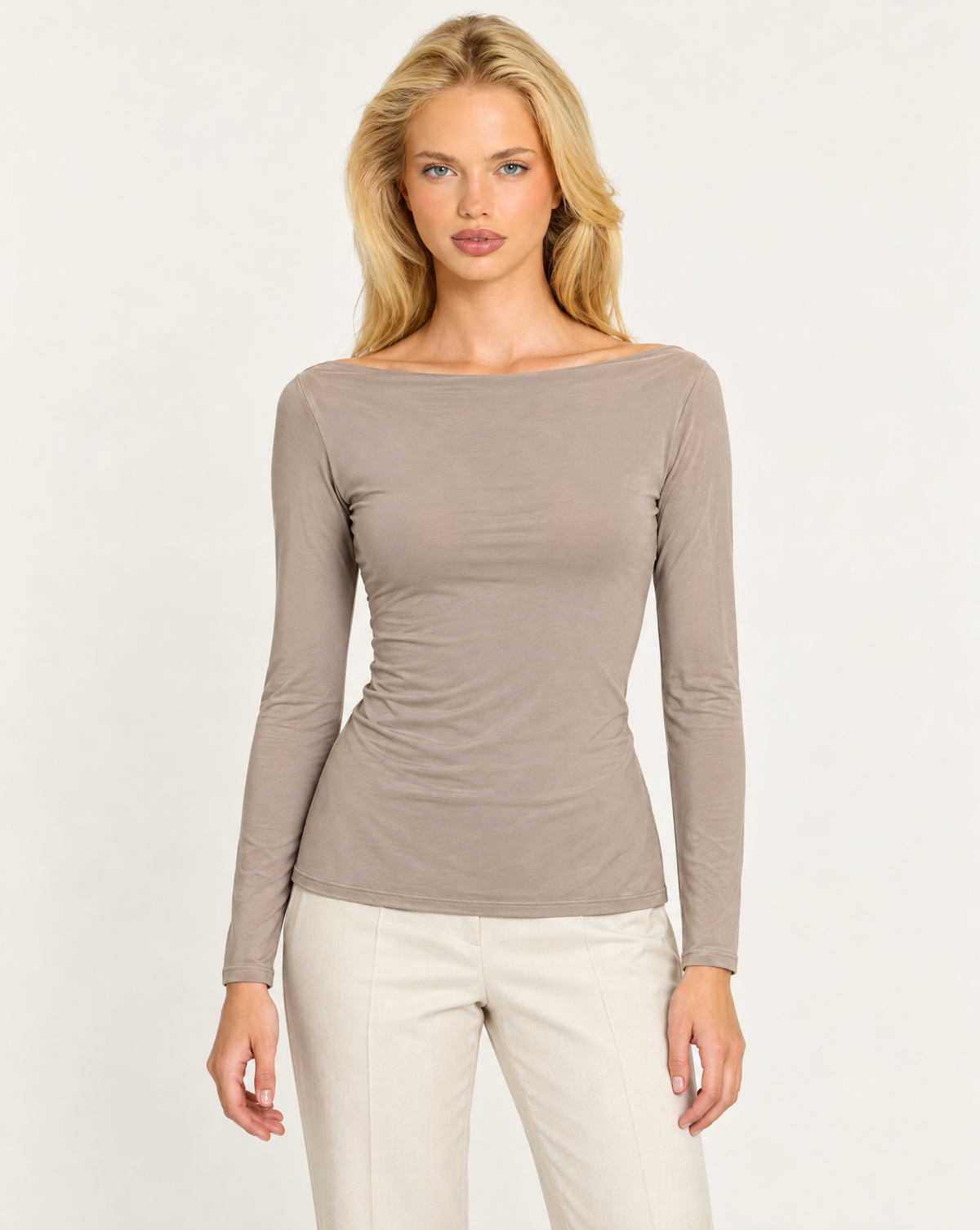Maglia donna fango con scollo a barchetta indossata da Polly 7 - vista frontale