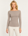 Maglia donna fango con scollo a barchetta indossata da Polly 7 - vista frontale