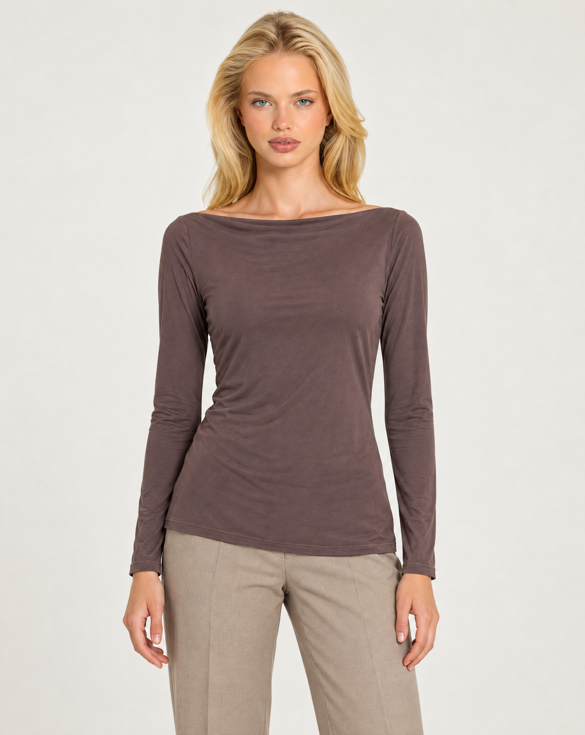 Maglia donna marrone con scollo a barchetta indossata da Polly 7 - vista frontale