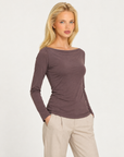 Maglia donna marrone con scollo a barchetta indossata da Polly 7 - vista a tre quarti