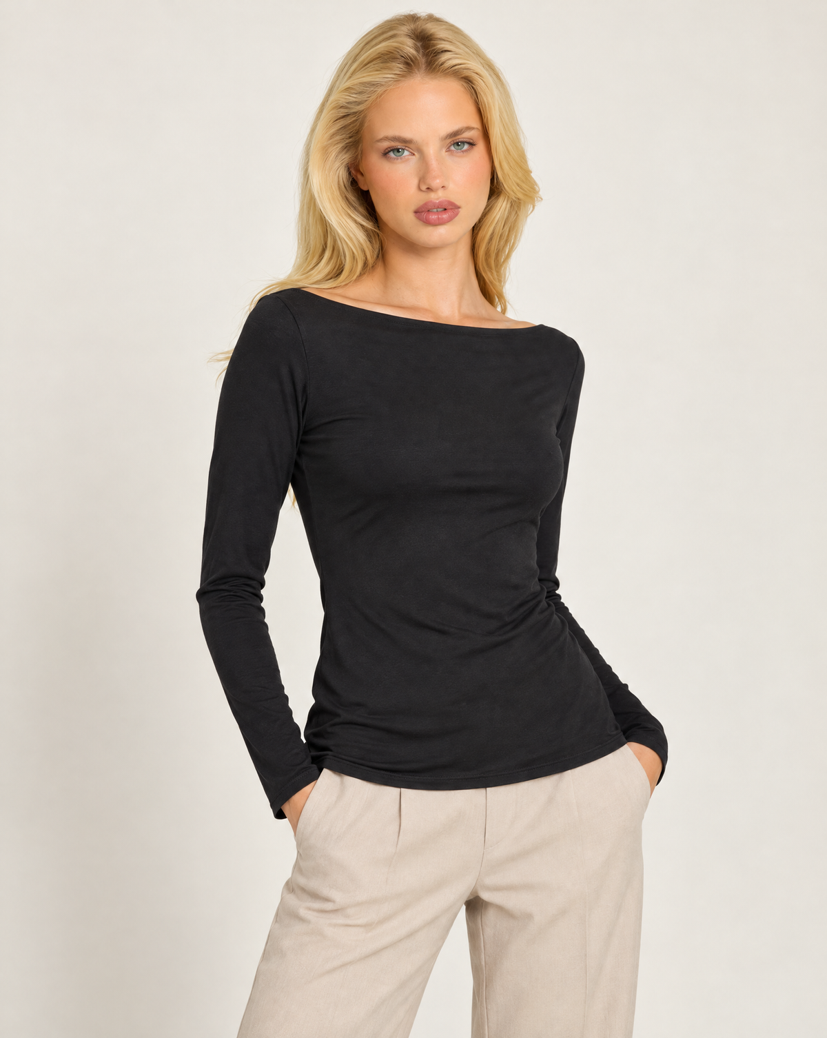 Maglia donna nero con scollo a barchetta indossata da Polly 7 - vista a tre quarti