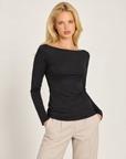 Maglia donna nero con scollo a barchetta indossata da Polly 7 - vista a tre quarti