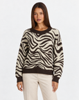 Maglia donna zebrata Marrone scuro con girocollo e bordi a costine, Polly 4 – vista frontale