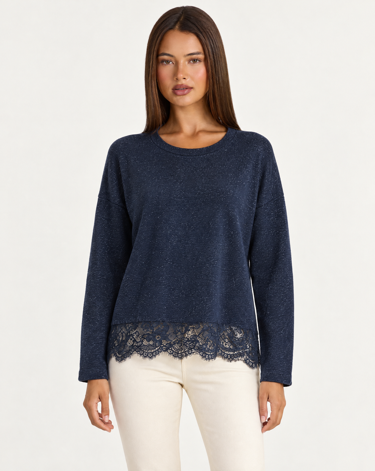 Maglia blu luminosa con bordo in pizzo, indossata da Polly 4, vista frontale