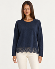 Maglia blu luminosa con bordo in pizzo, indossata da Polly 4, vista frontale