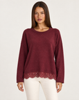 Maglia bordeaux luminosa con bordo in pizzo, indossata da Polly 4, vista frontale