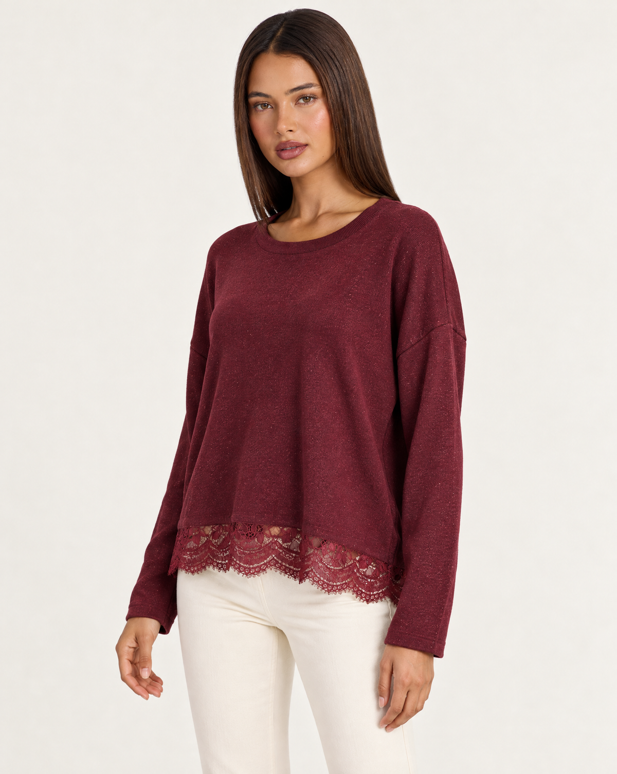 Maglia bordeaux luminosa con bordo in pizzo, indossata da Polly 4, vista di tre quarti