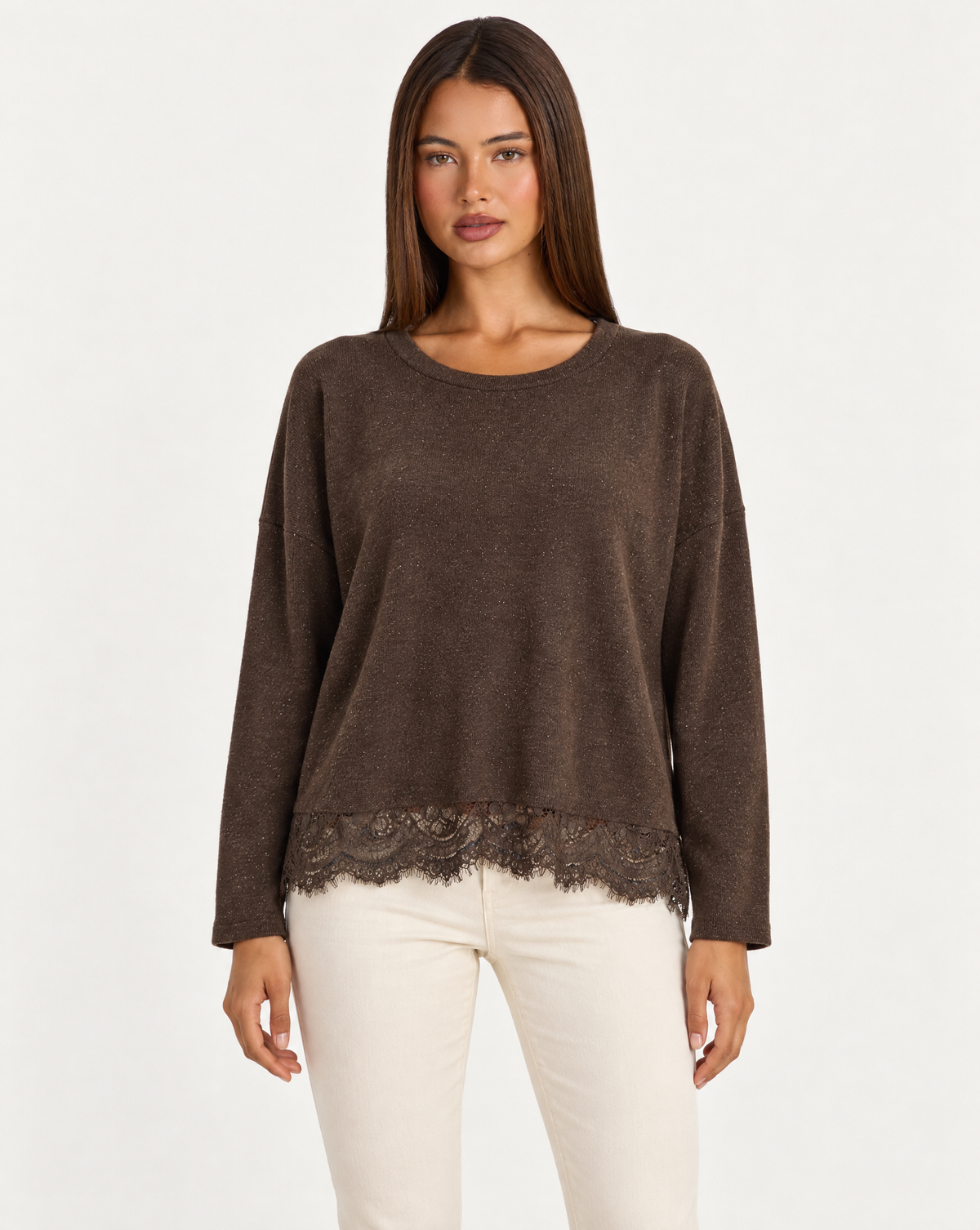 Maglia marrone luminosa con bordo in pizzo, indossata da Polly 4, vista frontale