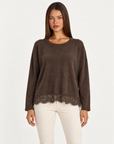 Maglia marrone luminosa con bordo in pizzo, indossata da Polly 4, vista frontale