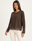 Maglia marrone luminosa con bordo in pizzo, indossata da Polly 4, vista di tre quarti