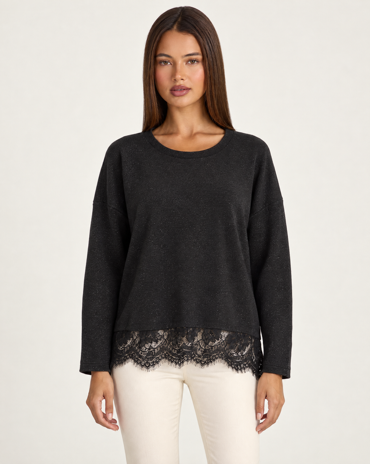 Maglia nero luminosa con bordo in pizzo, indossata da Polly 4, vista frontale