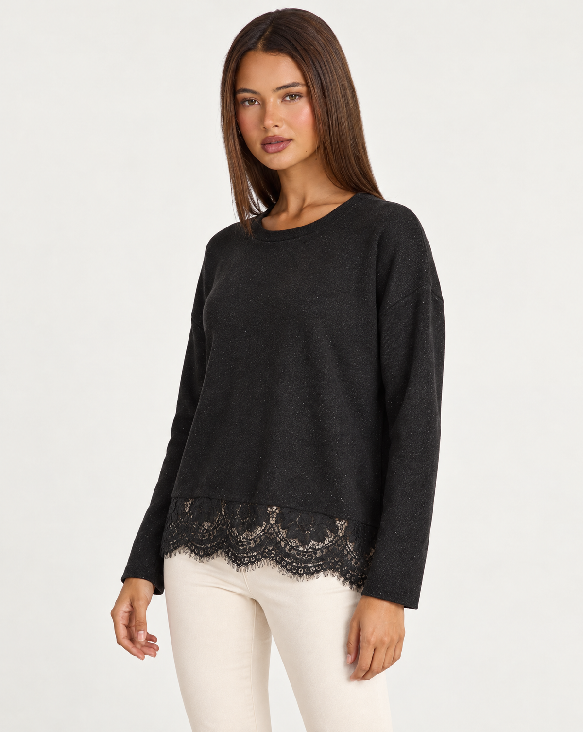 Maglia nero luminosa con bordo in pizzo, indossata da Polly 4, vista di tre quarti