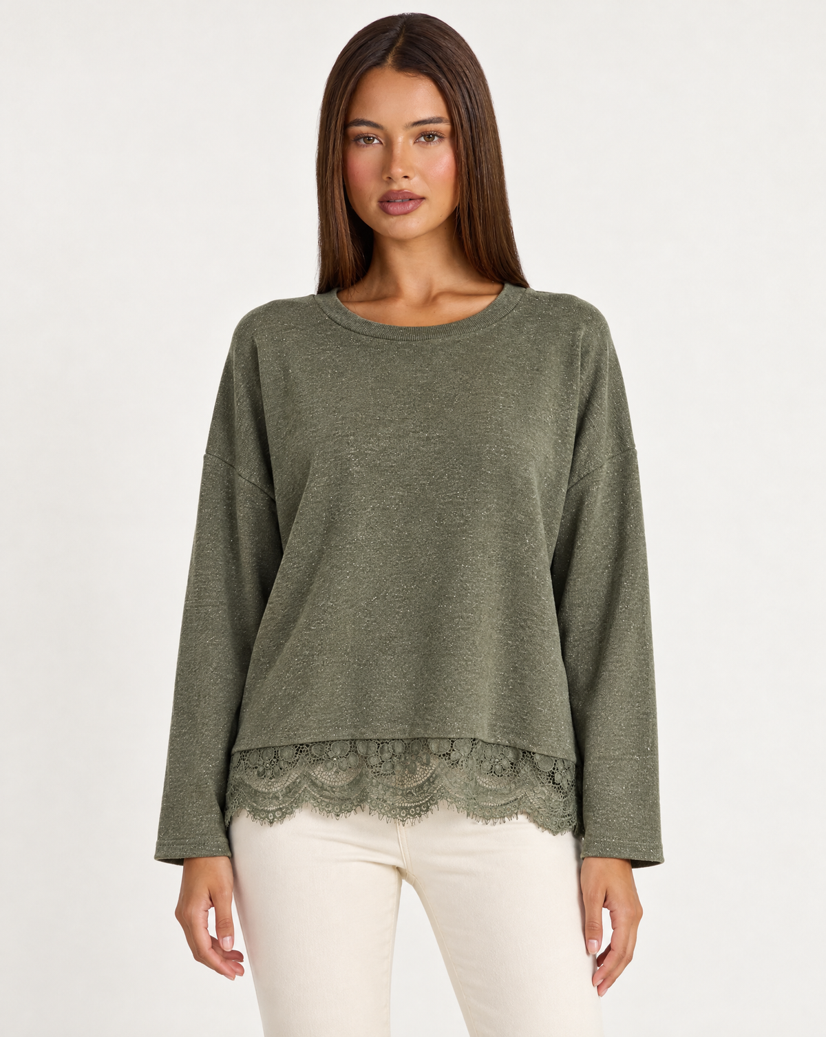 Maglia verde luminosa con bordo in pizzo, indossata da Polly 4, vista frontale