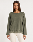 Maglia verde luminosa con bordo in pizzo, indossata da Polly 4, vista frontale