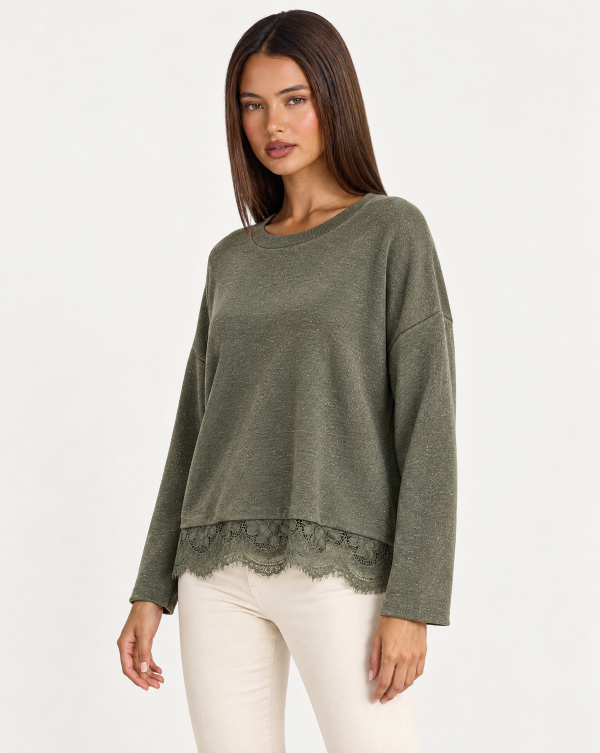 Maglia verde luminosa con bordo in pizzo, indossata da Polly 4, vista di tre quarti