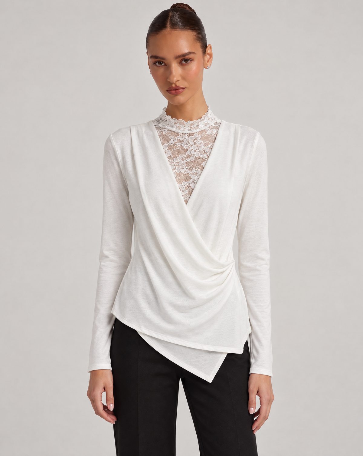 Maglia incrociata con pizzo bianco indossata da Polly 6, vista frontale