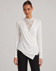 Maglia incrociata con pizzo bianco indossata da Polly 6, vista frontale