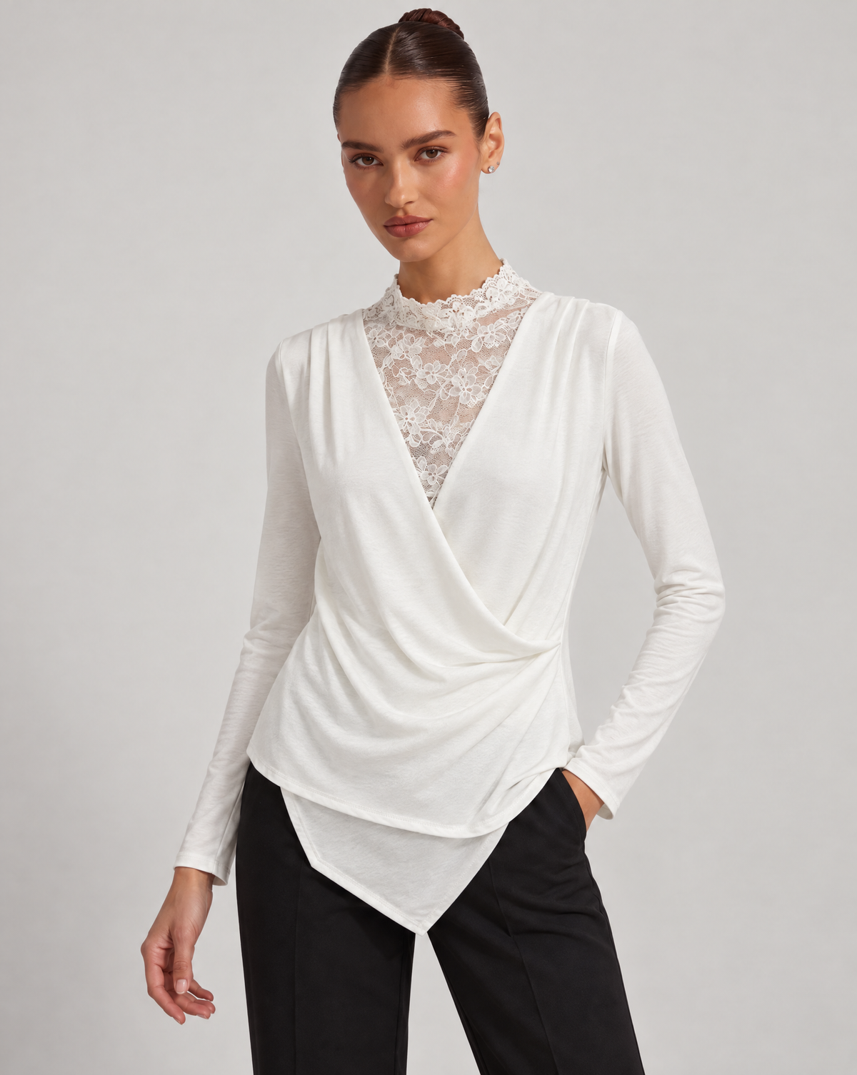 Maglia incrociata con pizzo bianco indossata da Polly 6, vista a tre quarti
