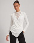 Maglia incrociata con pizzo bianco indossata da Polly 6, vista a tre quarti