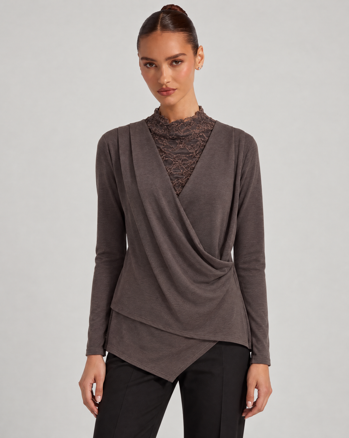 Maglia incrociata con pizzo marrone indossata da Polly 6, vista frontale