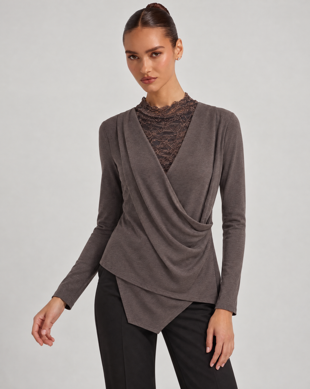 Maglia incrociata con pizzo marrone indossata da Polly 6, vista a tre quarti