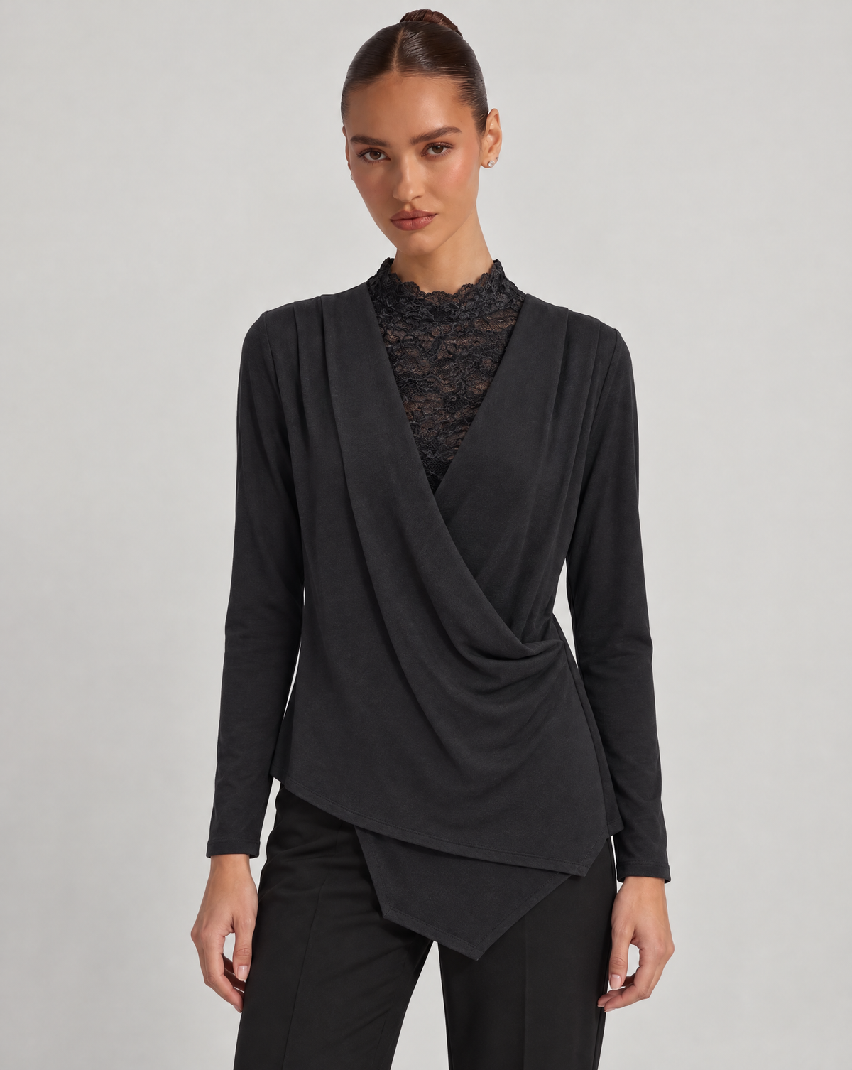 Maglia incrociata con pizzo nero indossata da Polly 6, vista frontale