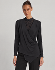Maglia incrociata con pizzo nero indossata da Polly 6, vista frontale