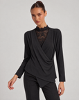 Maglia incrociata con pizzo nero indossata da Polly 6, vista a tre quarti