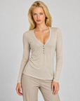 Maglia donna misto cashmere beige con scollo a V e quattro bottoni, Polly 7 - dettaglio parte superiore