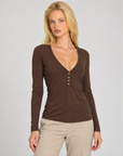 Maglia donna misto cashmere marrone con scollo a V e quattro bottoni, Polly 7 - dettaglio parte superiore - tonalità indicativa