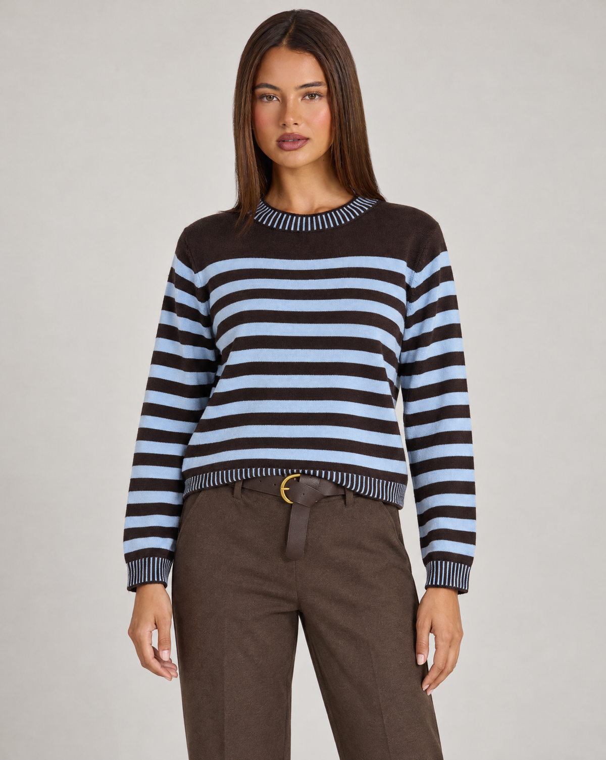 Maglia donna a righe in misto viscosa azzurro indossata da Polly 4, vista frontale