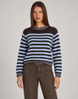 Maglia donna a righe in misto viscosa azzurro indossata da Polly 4, vista frontale