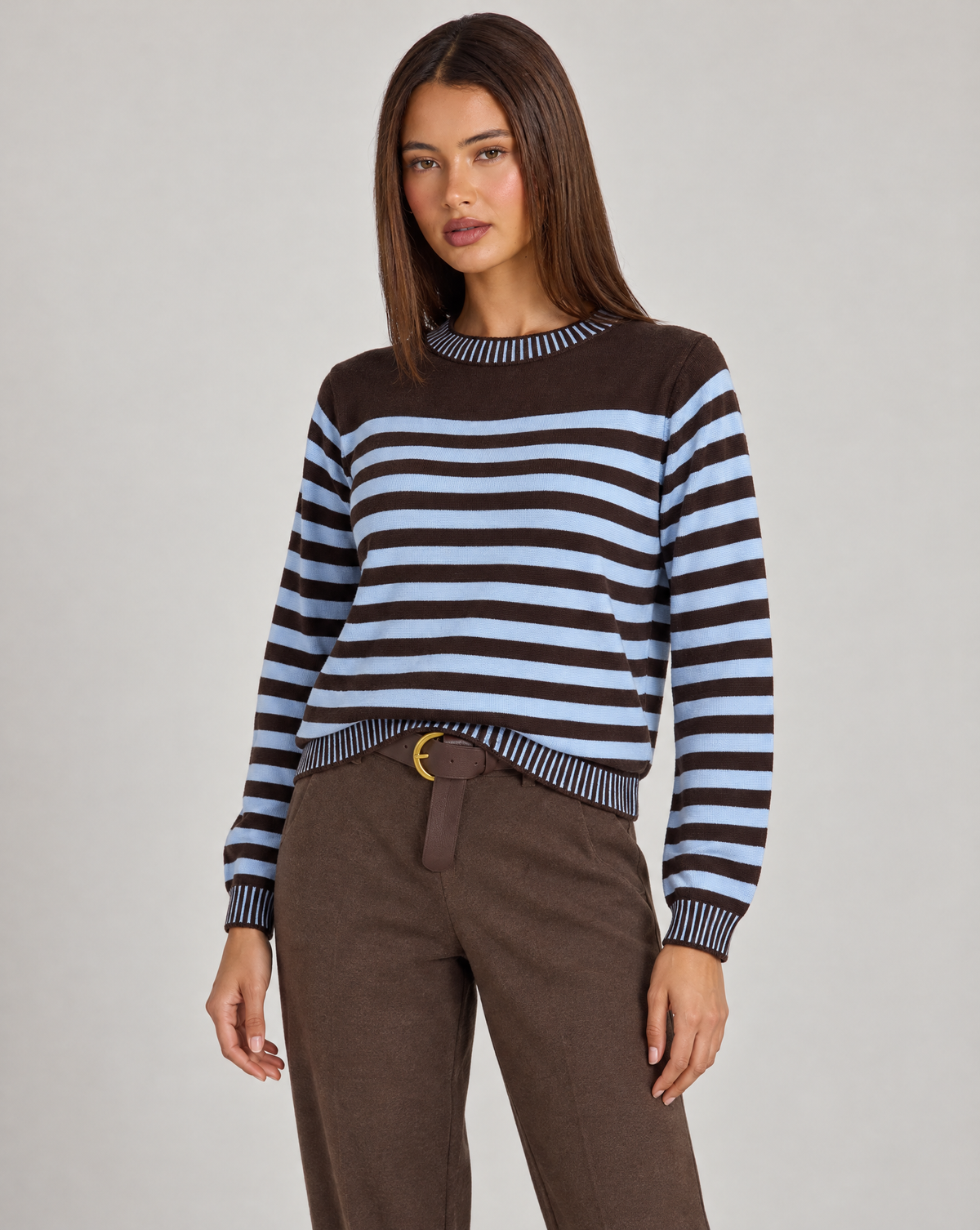 Maglia donna a righe in misto viscosa azzurro indossata da Polly 4, vista di tre quarti