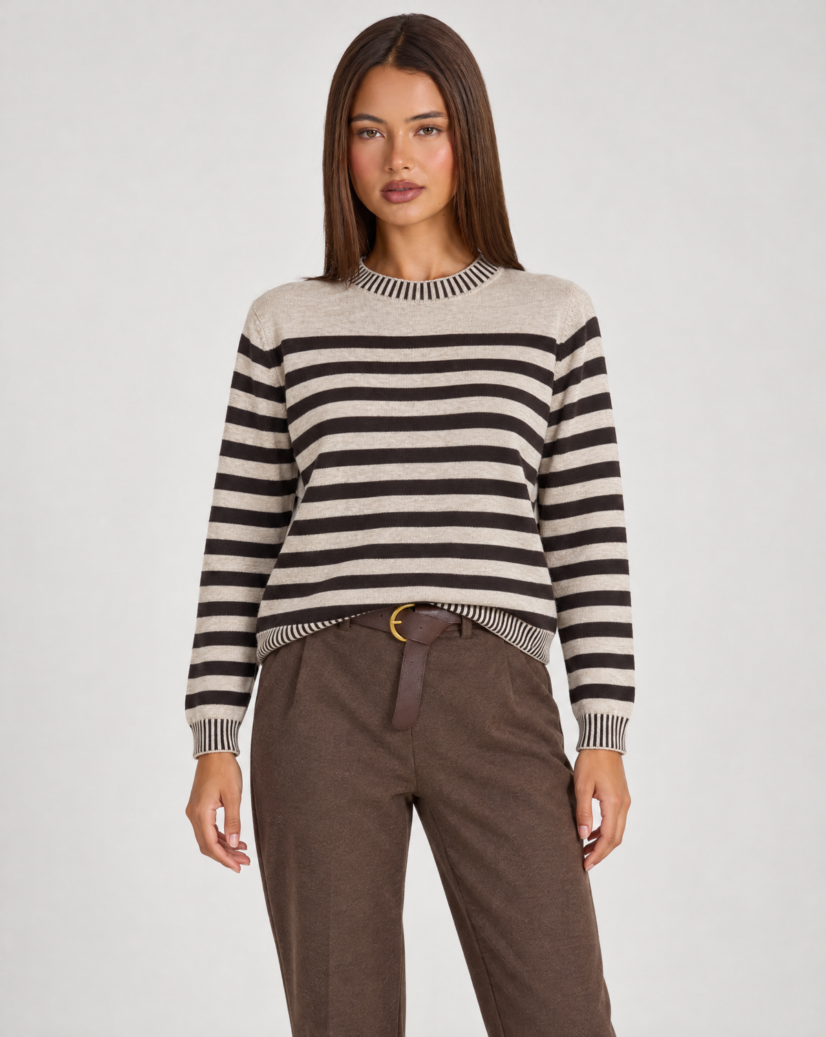 Maglia donna a righe in misto viscosa beige indossata da Polly 4, vista frontale