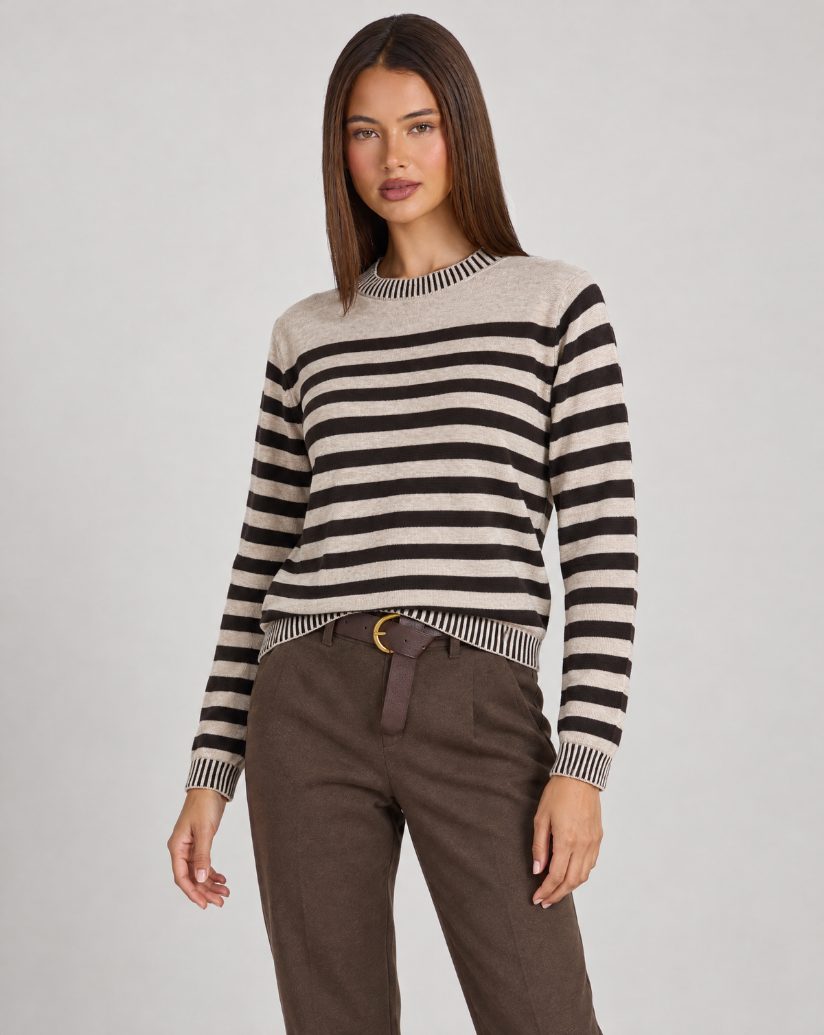 Maglia donna a righe in misto viscosa beige indossata da Polly 4, vista di tre quarti