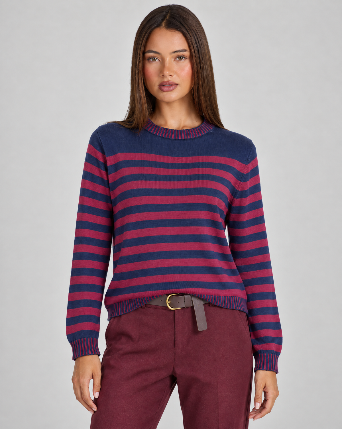 Maglia donna a righe in misto viscosa fucsia indossata da Polly 4, vista frontale