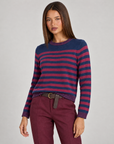 Maglia donna a righe in misto viscosa fucsia indossata da Polly 4, vista di tre quarti