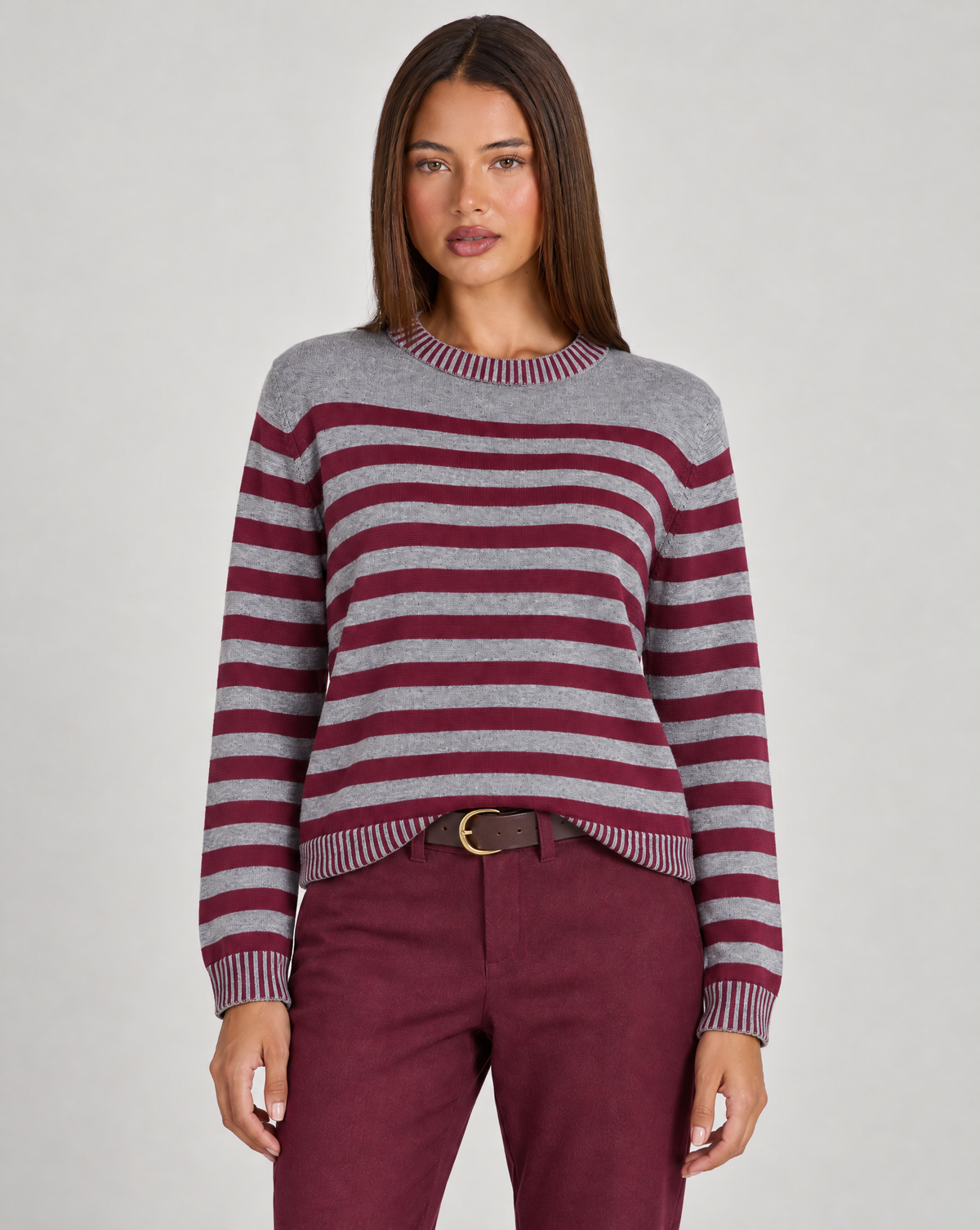 Maglia donna a righe in misto viscosa grigio indossata da Polly 4, vista frontale