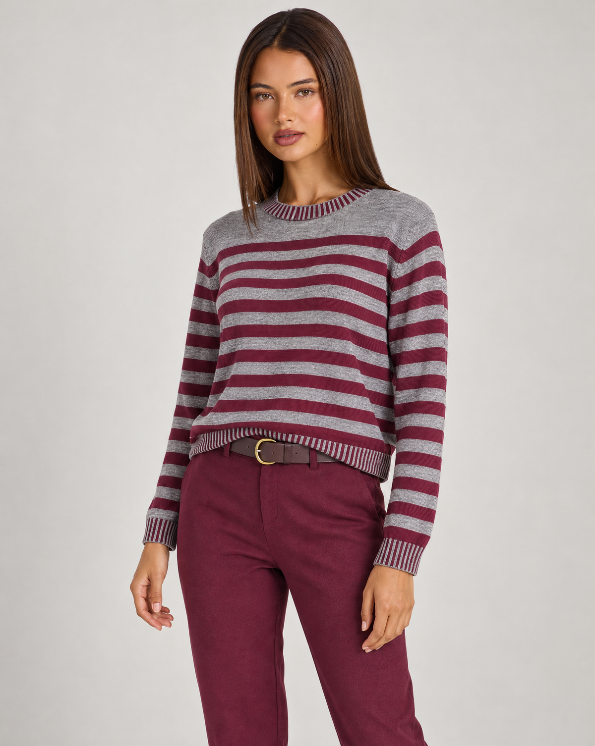 Maglia donna a righe in misto viscosa grigio indossata da Polly 4, vista di tre quarti