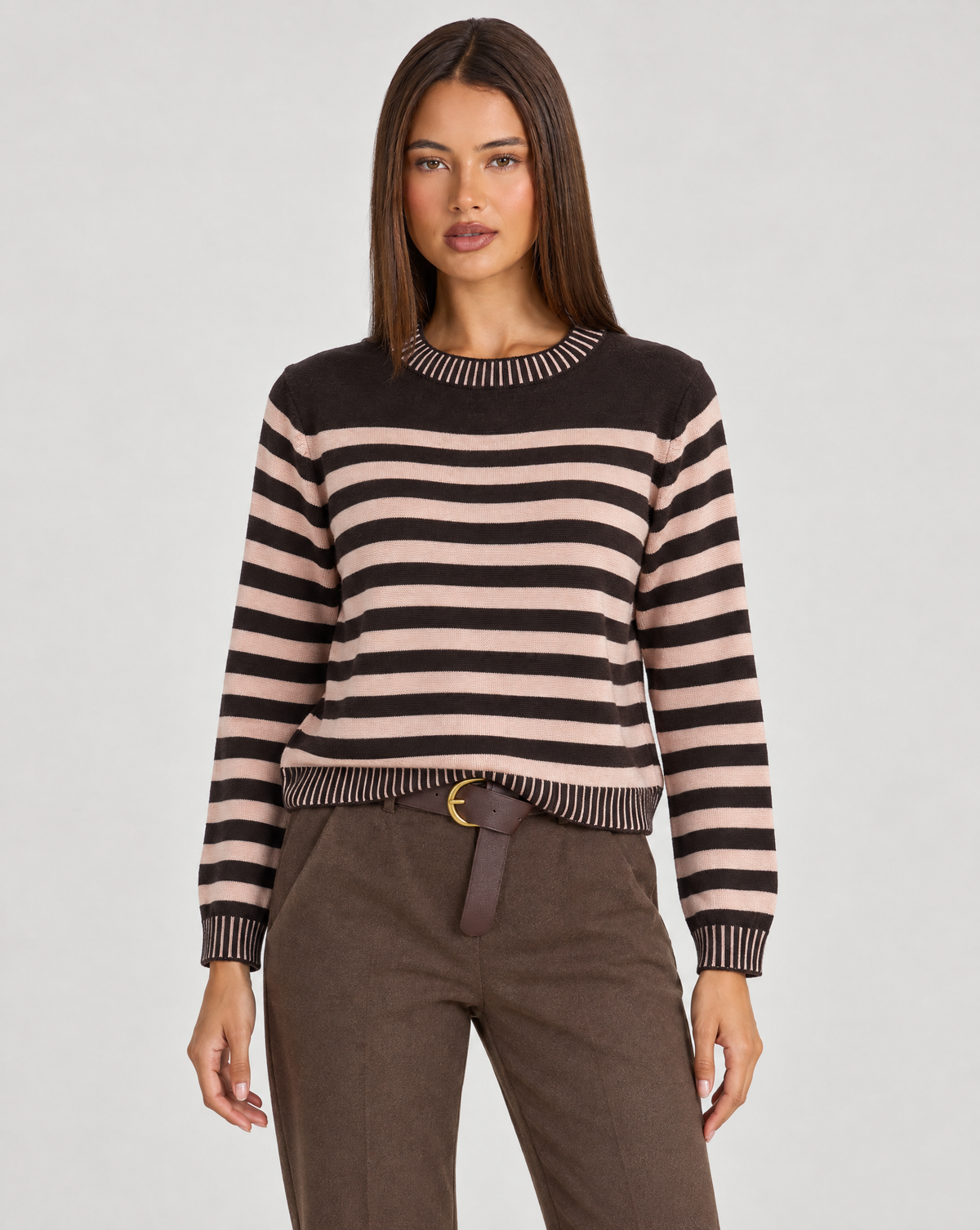 Maglia donna a righe in misto viscosa marrone indossata da Polly 4, vista frontale