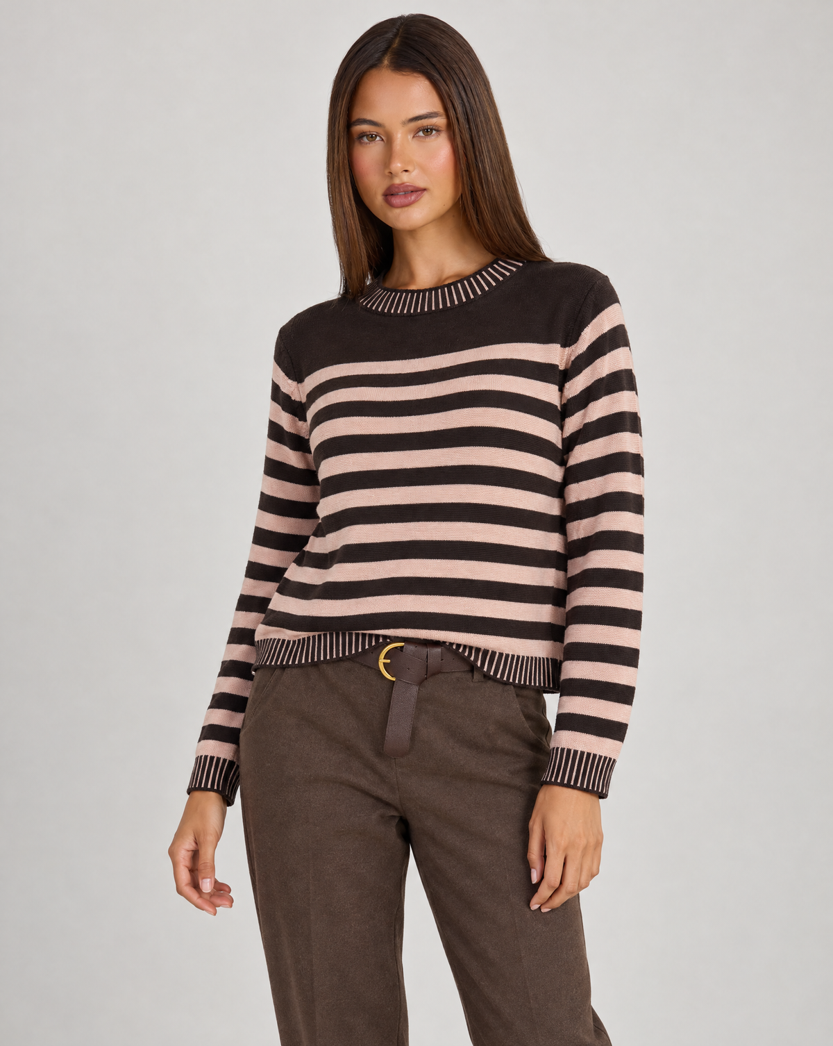 Maglia donna a righe in misto viscosa marrone indossata da Polly 4, vista di tre quarti