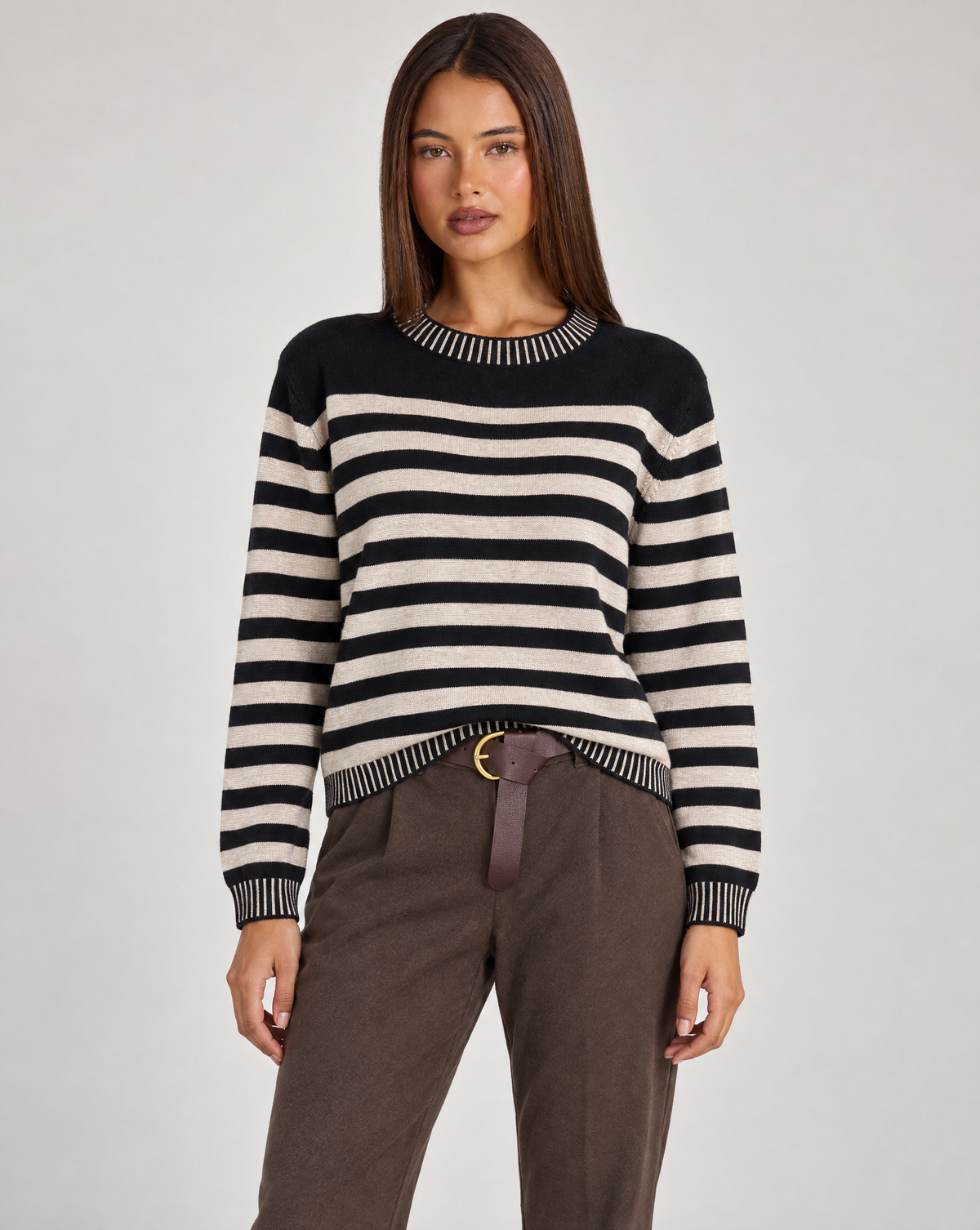 Maglia donna a righe in misto viscosa nero indossata da Polly 4, vista frontale