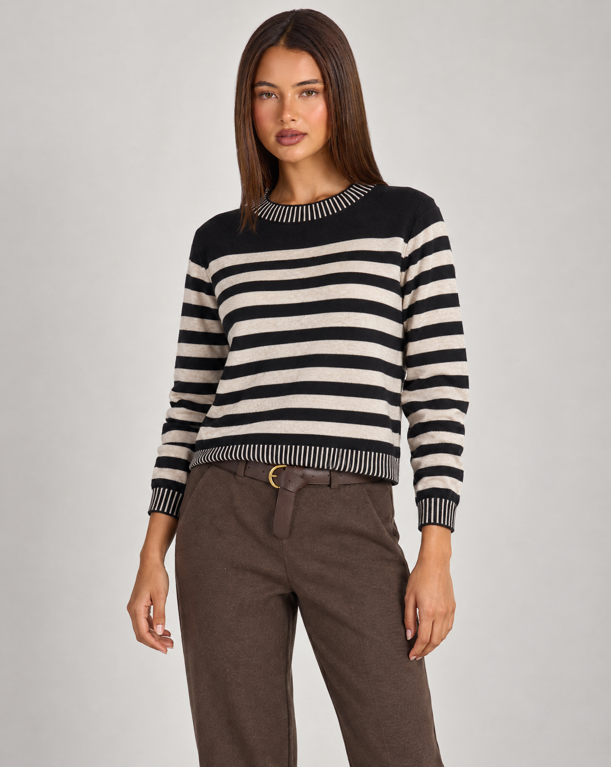 Maglia donna a righe in misto viscosa nero indossata da Polly 4, vista di tre quarti